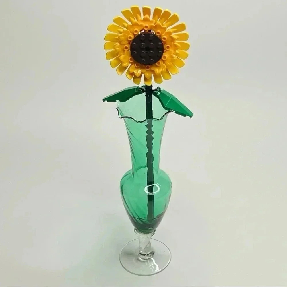 Vintage Art Deco Handblown Glass Green Twisted Scalloped Bud Vase 7.75"